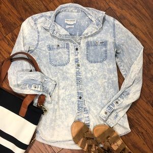 Bullhead light acid wash button front shirt